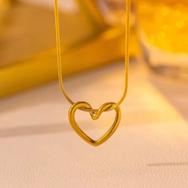 18kt Gold plated minimal Stainless-steel heart shape necklace