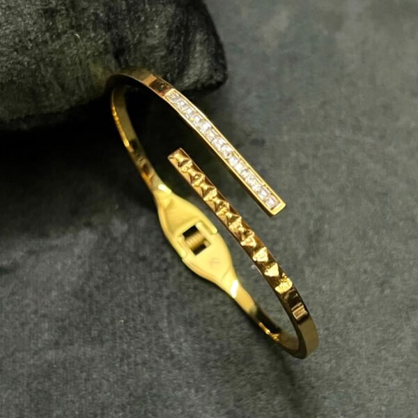 Luxury minimal anti ternish 18kt Gold plated standard size Bracelet