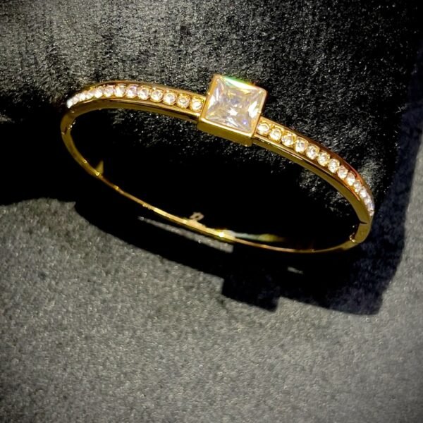 Luxury premium anti ternish 18kt Gold plated standard size Bracelet