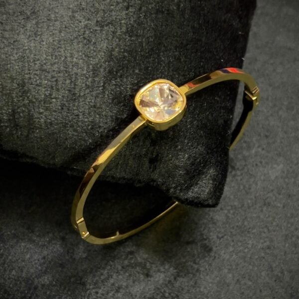 Luxury premium anti ternish 18kt Gold plated standard size Bracelet
