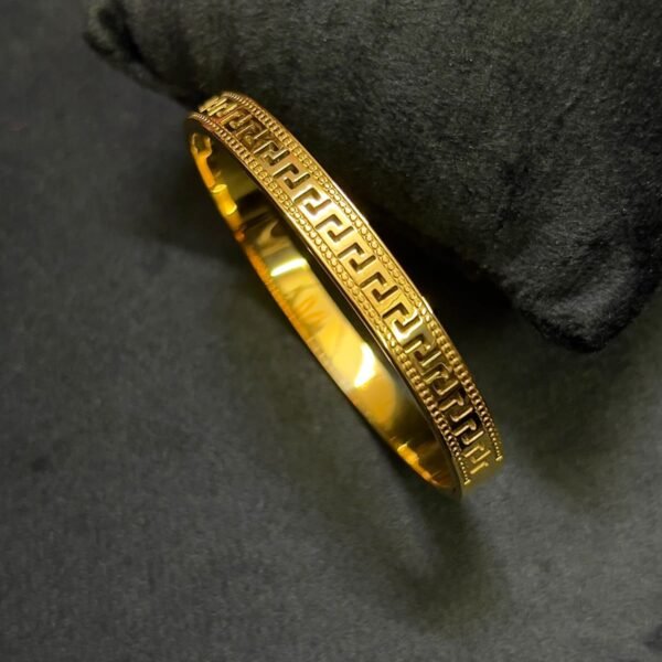 Luxury minimal anti ternish 18kt Gold plated standard size Bracelet