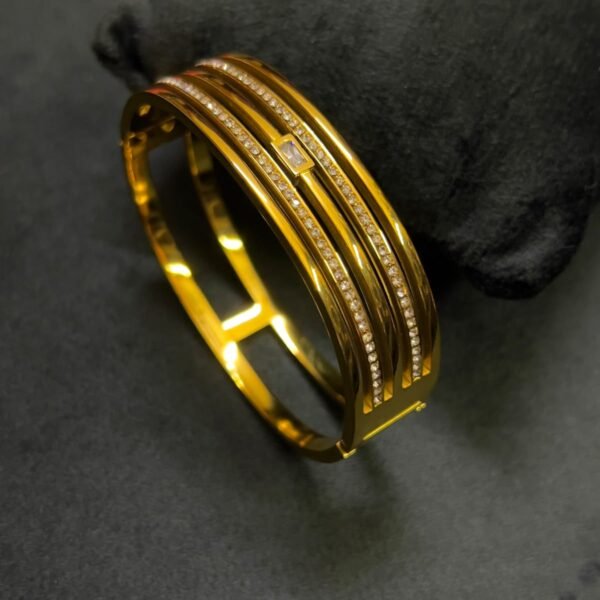 Luxury broad anti ternish 18kt Gold plated standard size Bracelet extra rich quaility