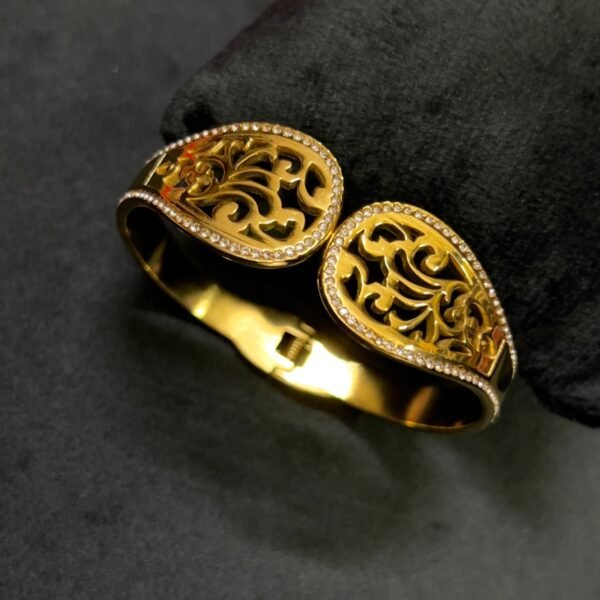 Luxury broad anti ternish 18kt Gold plated standard size Bracelet extra rich quaility