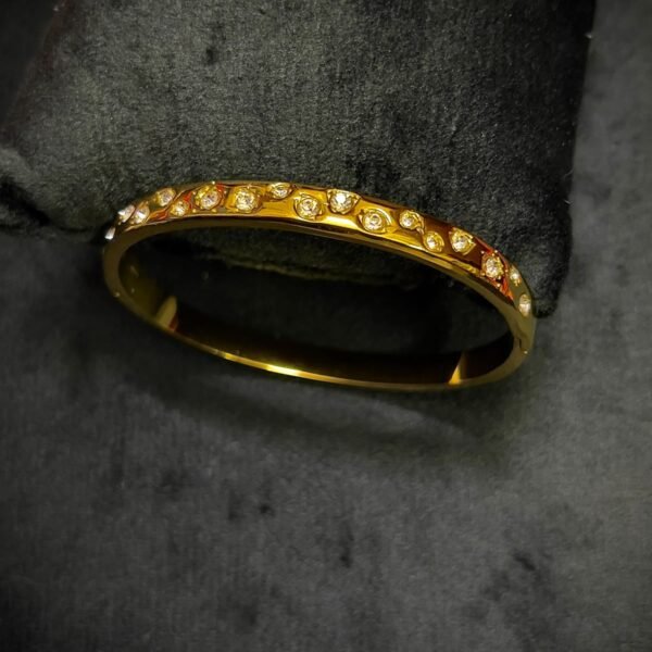 Luxury anti ternish 18kt Gold plated standard size Bracelet extra rich quaility