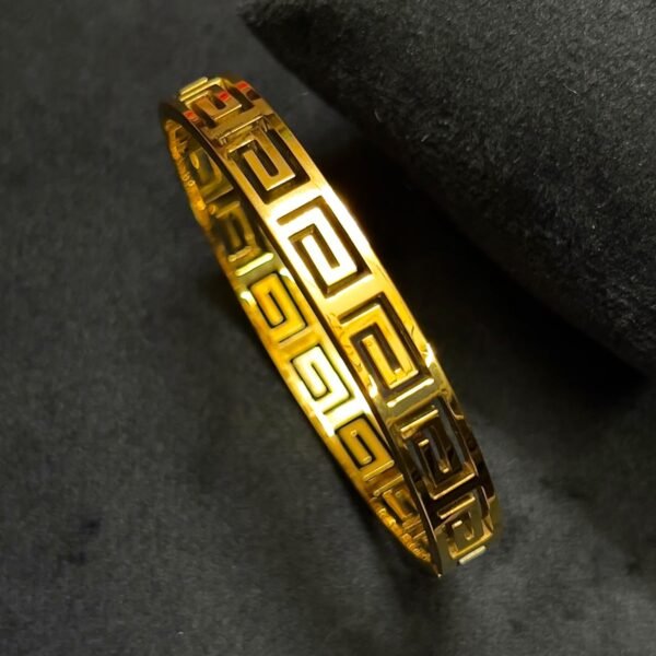 Minimal Anti ternish 18kt Gold plated standard size Bracelet